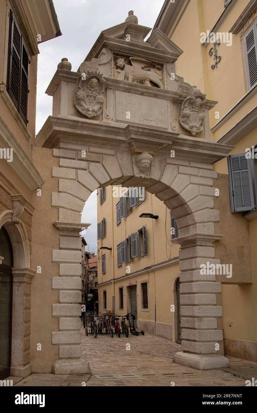 Das Stadttor, Balbi`s Arch (diese Version wurde 1679 erbaut), Eingangstor zur Altstadt, Rovinj (Kroatisch: Rǒʋiːɲ; Italienisch: Rovigno), Kvarner, Kroatien Stockfoto